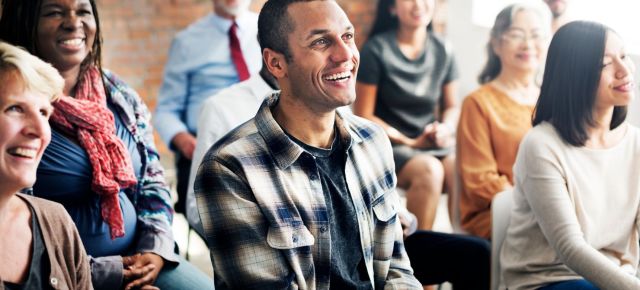 personnes souriantes en conference