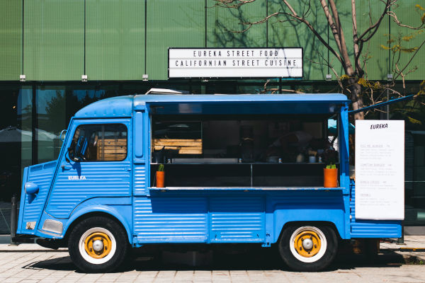 un food truck bleu devant un bâtiment