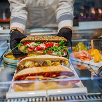 préparations snacking dans une vitrine