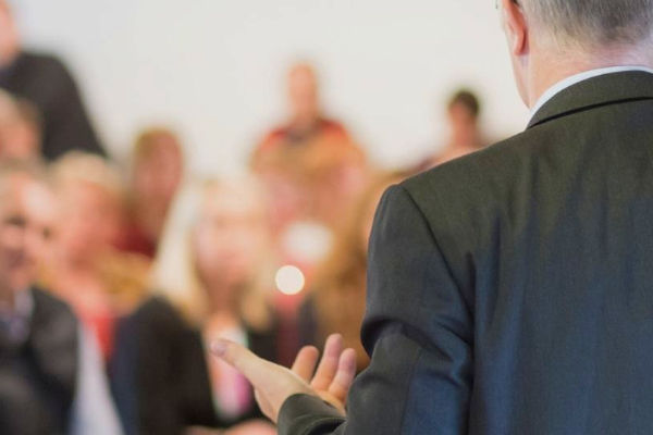 conférencier devant son public