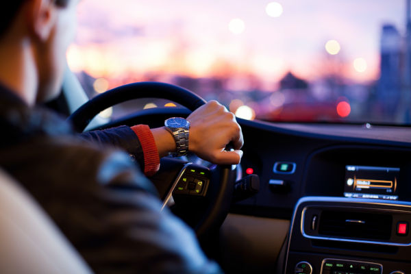 chauffeur de taxi dans son véhicule