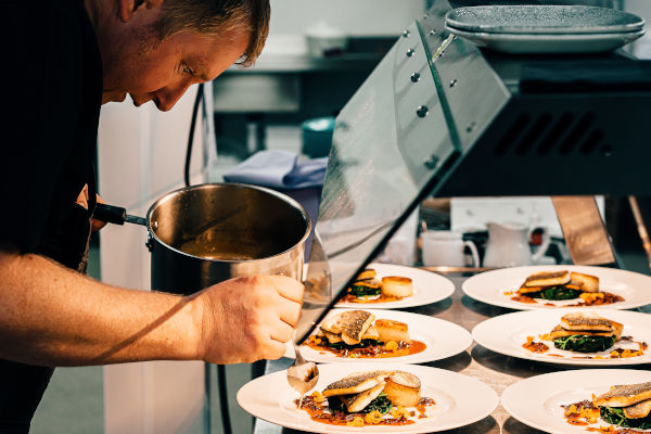 chef qui dresse des assiettes