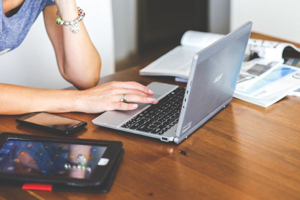 femme qui tape sur son clavier d'ordinateur