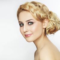 Chignon et tresses sur cheveux blonds